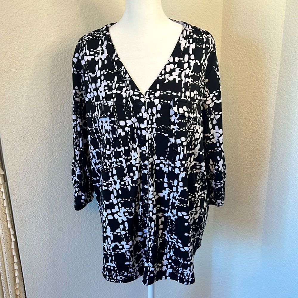 Women's George 3/4 Sleeve Black & White Abstract Patterned V-Neck Blouse - 2X